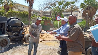 رئيس جامعة الأزهر يوزع الماء على العمال خلال تطوير بوابة كلية الطب | صور