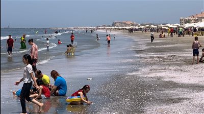 شاطئ بورسعيد يشهد إقبالًا من المواطنين في الإجازة الأسبوعية | صور وفيديو