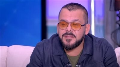 منذر رياحنة باكيًا: أحمد عز سبب بقائي.. ووالدي وشقيقتي توفيا في أسبوع واحد