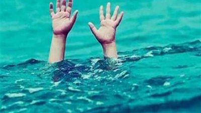 كان بصحبة ولدته.. تفاصيل غرق طفل بحمام السباحة في العياط