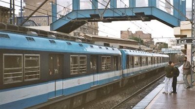 بعد عودة الحركة.. الدفع بقطارات فارغة لامتصاص زحام الركاب بالخط الأول للمترو