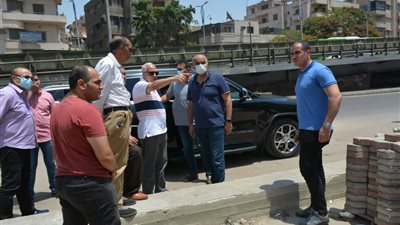 محافظ الجيزة يعاين أعمال رصف وتطوير الطريق من ميدان الكيت كات حتى شارع العالمين