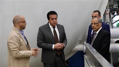 وزير التعليم العالي يتفقد مقر وكالة الفضاء المصرية| صور