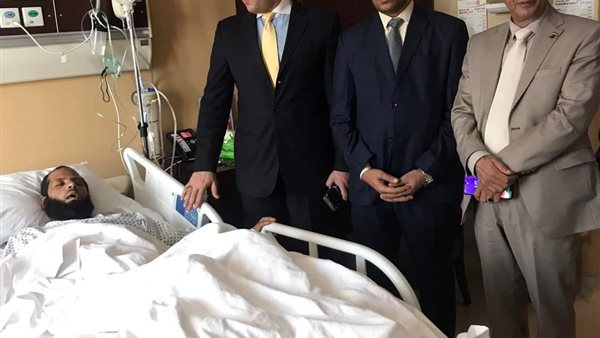 علاج عامل مصري أصيب