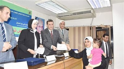 رئيس الهيئة العامة لتعليم الكبار يسلم شهادات محو الأمية بالجيزة