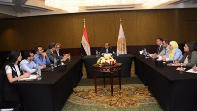 وزير التنمية المحلية يبحث مع وفد البنك الدولي ملفات التعاون في مؤتمر المناخ