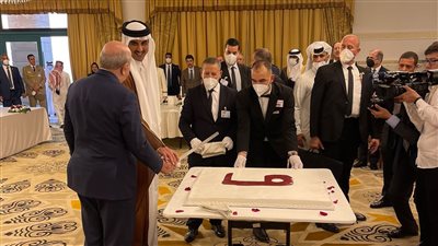 بالتورتة.. الرئيس الجزائري يحتفل بالذكرى التاسعة لتولي أمير قطر مقاليد الحكم 