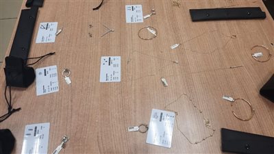 ضبط راكب بمطار القاهرة حاول تهريب مجوهرات مرصعة بالأحجار الكريمة | صور 