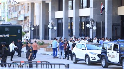 وسط حراسة أمنية مشددة.. المتهم بقضية الطالبة نيرة أشرف يصل إلى محكمة المنصورة | بث مباشر 