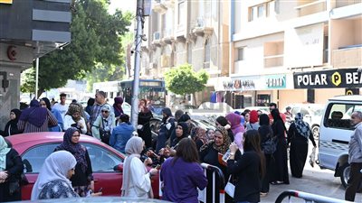  أولياء أمور طلاب الثانوية العامة ينتظرون أبنائهم أمام اللجان 