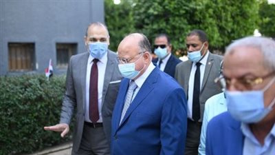 محافظ القاهرة يتفقد إحدى لجان امتحانات الثانوية العامة ويجري حوارا مع أولياء الأمور | بث مباشر 