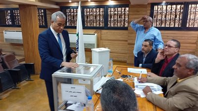 توافد أعضاء النقابات العامة على صناديق الاقتراع السري لانتخاب رئيس اتحاد عمال │ صور