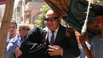 استقبلوه بالأحضان.. محافظ قنا يعاين منزل مواطن عقب إزالته ويأمر بتوفير وحدة سكنية بديلة