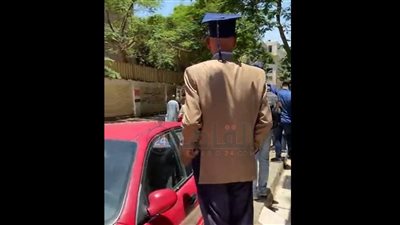 بكاب التخرج.. ولي أمر ينتظر ابنته أمام لجان الثانوية العامة بالسيدة زينب