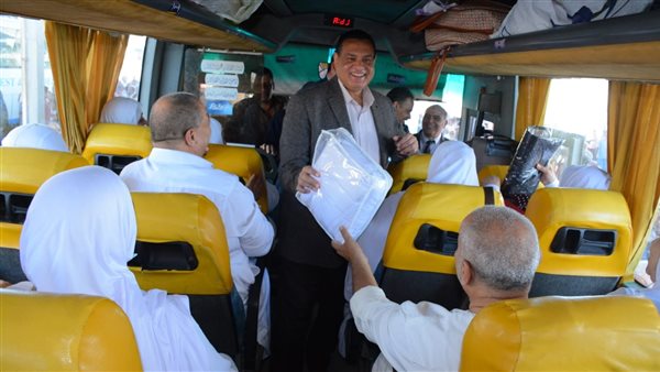 محافظ القليوبية يسلم