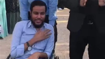 أجدع واحد في دفعتنا.. ممر شرفي لطالب بتجارة قنا من زملائه بعد الامتحانات | فيديو