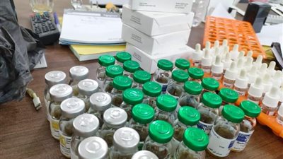 ضبط أدوية وأمصال حساسية مجهولة المصدر داخل عيادة غير مرخصة بسوهاج| صور