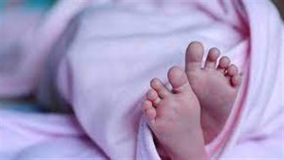 ملفوف في بطانية.. العثور على رضيع بجوار ترعة بالمنيا