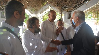 محافظ القليوبية يودع فوجًا من 32 حاجًا قبل سفرهم لبيت الله الحرام لأداء المناسك 