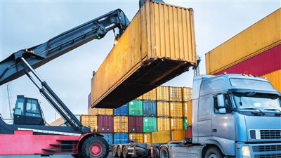 نقيب مستخلصي الجمارك: إيقاف التعامل بالدولار بين شركات الحاويات ممكن ويحتاج لدراسات