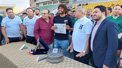 رئيس المقاولون العرب يمنح محمد النني عضوية فخرية مدى الحياة