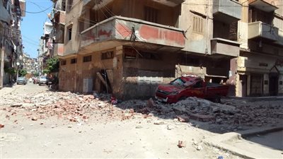 دون إصابات.. تحطم سيارتين إثر انهيار شرفة عقار عليهما في دمياط | بث مباشر