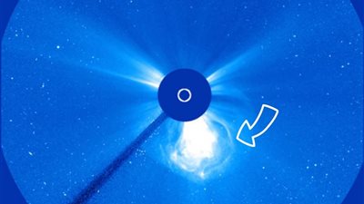 الأقمار الصناعية تسجل انبعاثا شمسيا ساطعا