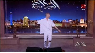 حسن شاكوش يتجاهل استقالة هاني شاكر ويبدأ حلقته مع عمرو أديب راقصا