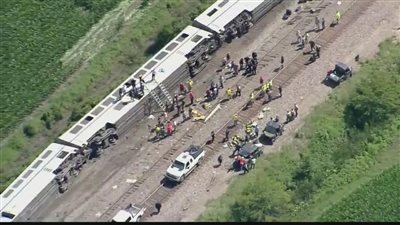 مصرع 3 أشخاص وإصابة أكثر من 50 في اصطدام قطار ركاب بشاحنة بولاية ميزوري الأمريكية | صور