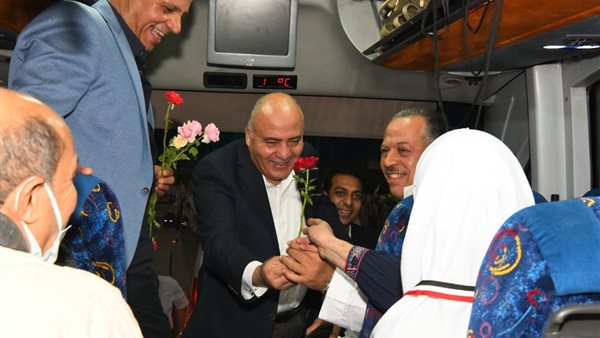 محافظ قنا يودع حجاج