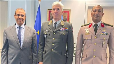 السفير المصري في بروكسل يلتقي رئيس اللجنة العسكرية للاتحاد الأوروبي لتناول ملفات مكافحة الإرهاب والهجرة غير الشرعية