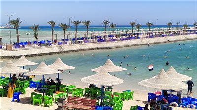 تسلم الأيادي.. أغاني وطنية على شواطئ الغردقة احتفالا بذكرى 30 يونيو