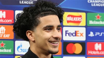 العراقي زيدان إقبال يوقع عقدا جديدا مع مانشستر يونايتد