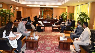 محافظ الفيوم ووفد وزارة الاتصالات يبحثان سبل التعاون لإطلاق منصة حياة كريمة رقمية