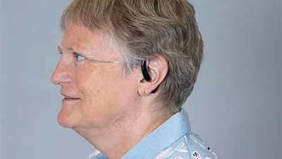 عصا تحفز الدماغ.. مسنة تزعم إيجادها حلًا لعلاج مرض باركنسون