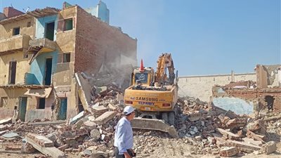 تشكل خطورة على قاطنيها.. هدم 17 عقارا بمنطقة جبخانة محمد علي في القاهرة