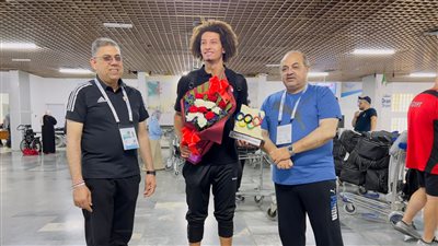 اللجنة الأوليمبية تكرم علي زين في مطار أحمد بن بلة بوهران 