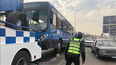 تعطل أتوبيس نقل عام يتسبب في كثافة مرورية على المحور  