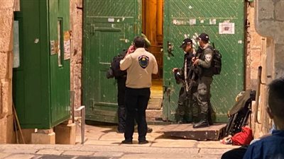 بعد محاولة طعن شرطي.. قوات الاحتلال تغلق جميع أبواب الأقصى وتعتدي على المصلين 