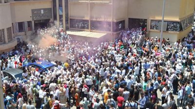 بالغناء والطبول.. طلاب الفرقة الرابعة بتجارة الإسكندرية يحتفلون بانتهاء آخر أيام الامتحانات 