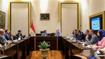 عبد الغفار يبحث مع ممثلي إحدى الشركات العالمية سبل توفير أجهزة أشعة تشخيصية للأورام السرطانية 