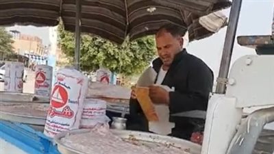 خالد النمس أشهر بائع حلويات بالإسماعيلية: ربيت طبيب ومهندس ومعلم وبيساعدوني في شغلي | بث مباشر 