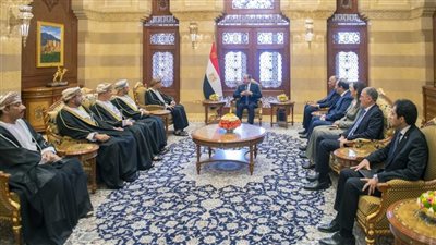 السيسي: مصر حريصة على تطوير التعاون الاقتصادي والتجاري مع مجتمع رجال الأعمال والشركات العمانية