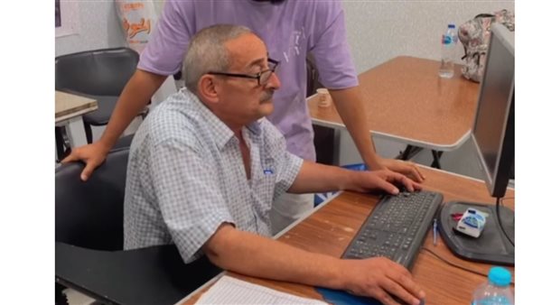 الأب عماد يتعلم الفوتوشوب