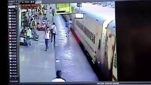 إنقاذ سيدة قبل سقوطها