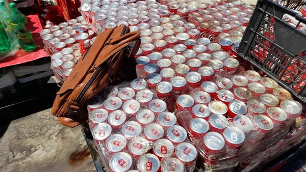 ضبط 800 عبوة من المشروبات