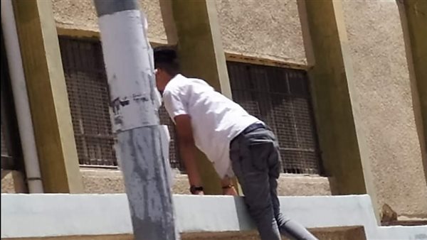 الشخص أثناء نقل الاجابه