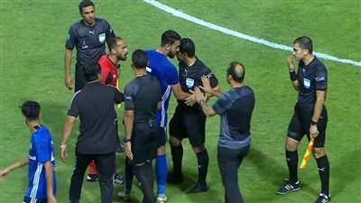 وليد سليمان وسيد عبد الحفيظ يعترضان على محمود البنا في نهاية الشوط الأول من مباراة سموحة