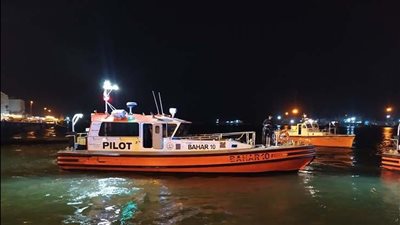 مسن يحاول الانتحار بإلقاء نفسه في المجرى الملاحي لـ قناة السويس