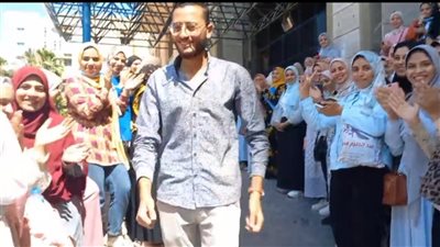 طلاب تمريض المنوفية ينظمون ممرا شرفيا لزميلهم: كان مثالا يحتذى به في العلم والأدب | فيديو